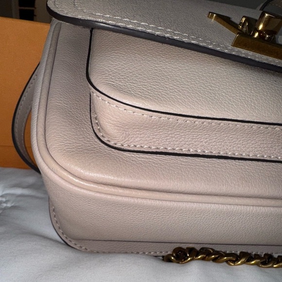 Louis Vuitton Grained Calfskin Lockme Chain Bag Greige - Picture 7 of 16